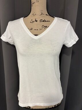 Max Studio White V-Neck Short Sleeve Tee